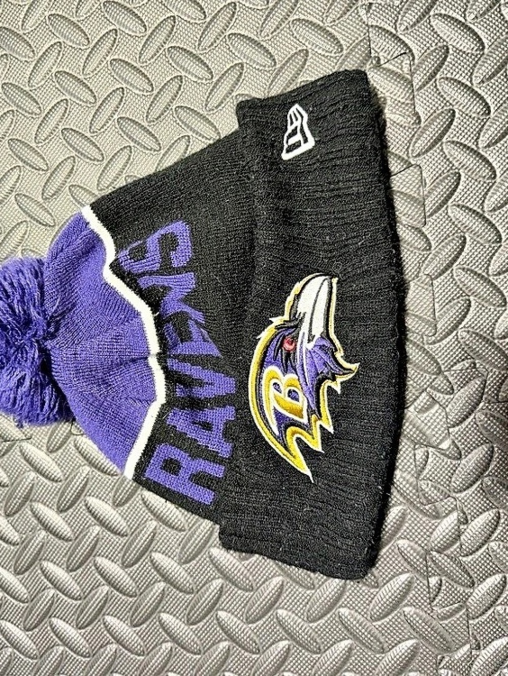 New Era Baltimore Ravens NFL Biggest Fan Pom Beanie Black & Purple